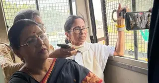 যন্তর মন্তরে যাওয়ার পথে বাধার মুখে রাস্তায় ধর্না, নয়াদিল্লিতে আটক মমতা